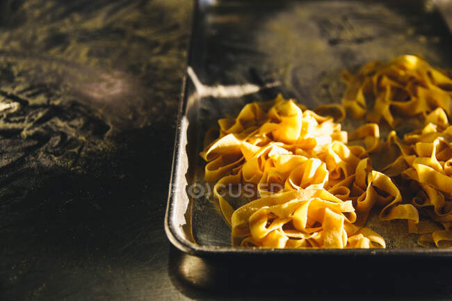 Primo piano di Vassoio di pasta fresca — Foto stock