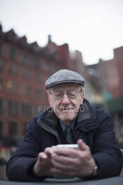 Senior man SMS, manhattan, new york, usa — Stockfoto