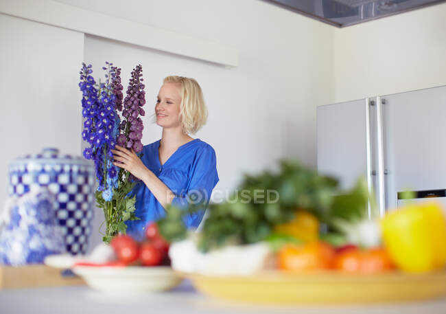 Жінка з букетами квітів — стокове фото