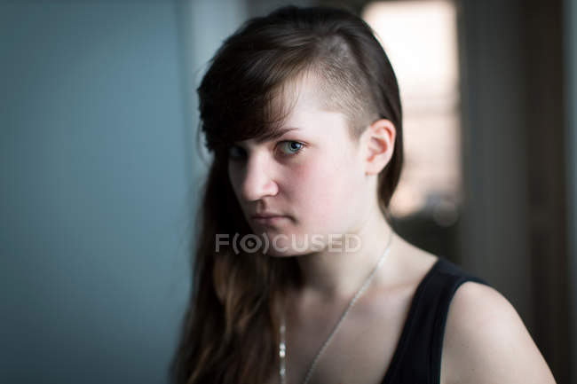 Porträt einer jungen Frau vor der Kamera — Stockfoto