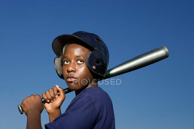 Teenage boy about to swing baseball bat — Stock Photo