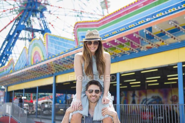 Contemporary couple having a good time in amusement park — Stock Photo