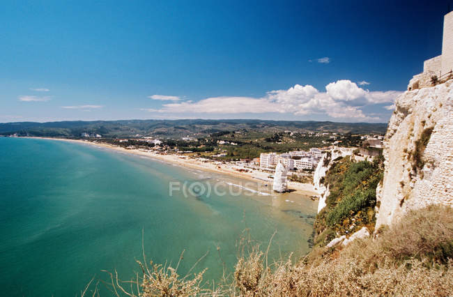 Vista panorámica de la bahía con agua azul a la luz del sol - foto de stock