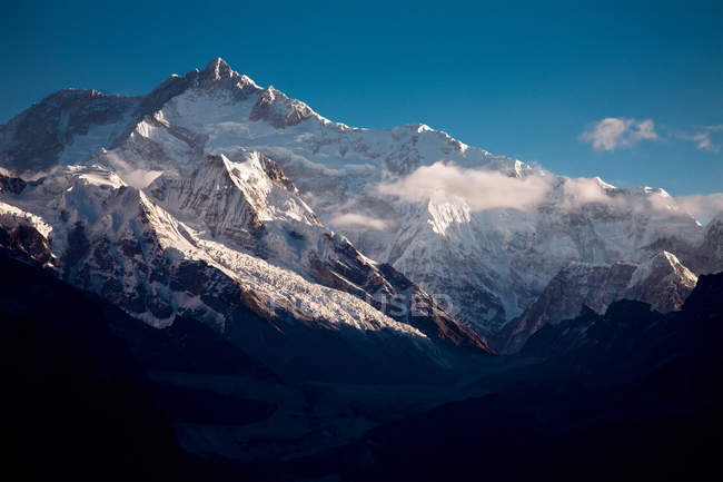 Snowcovered гірські вершини — стокове фото
