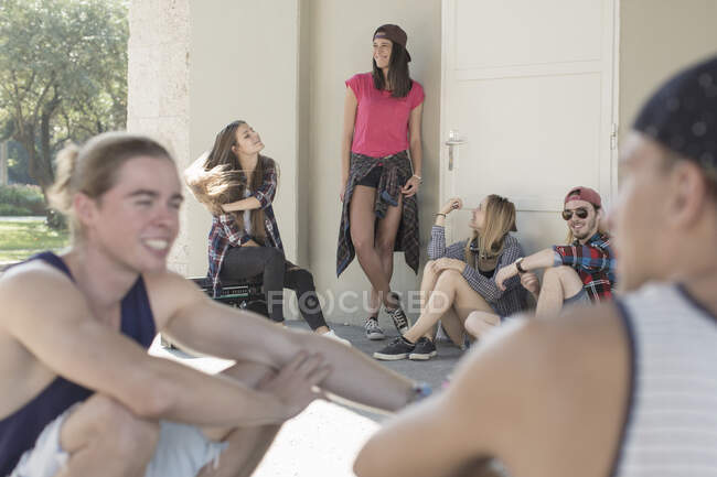Freunde reden und stehen vor dem Gebäude — Stockfoto