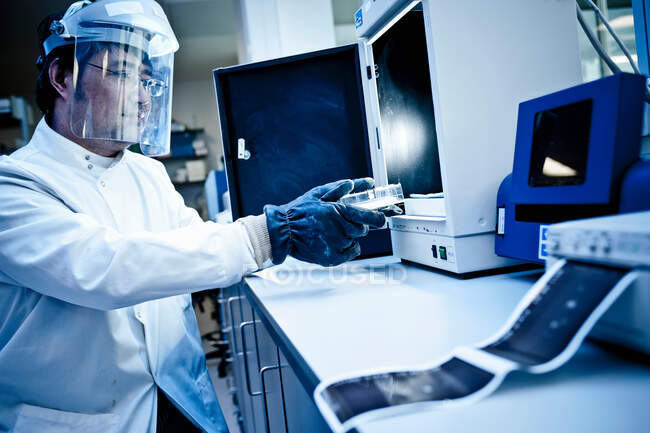 Cientista usando equipamentos em laboratório — Fotografia de Stock