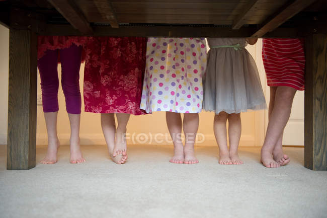 Ragazze in piedi insieme a piedi nudi di fila, sezione bassa — Foto stock