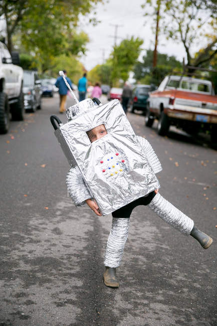 Портрет мальчика в костюме робота на улице — стоковое фото