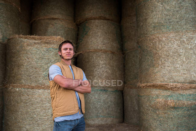 Retrato del agricultor, de pie frente al cobertizo de heno - foto de stock