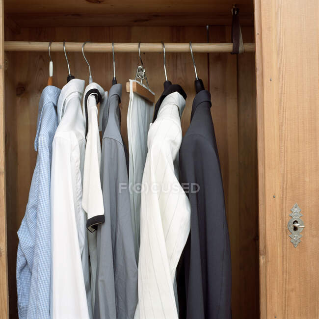 Шкаф с мужскими рубашками — стоковое фото