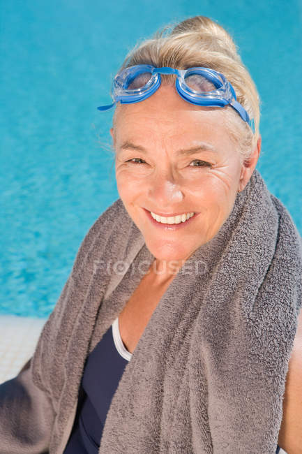 Портрет зріла жінка біля басейну — стокове фото