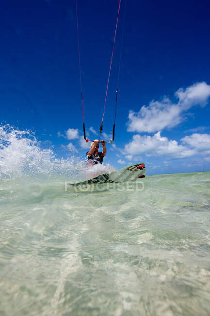 Kiteboarding en eau peu profonde — Photo de stock