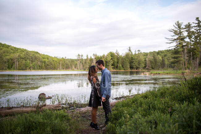 Casal esfregando narizes por lago, Ottawa, Ontário — Fotografia de Stock