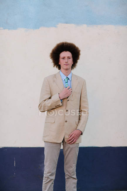 Porträt eines Teenagers mit roten Afro-Haaren, im Anzug, im Freien — Stockfoto