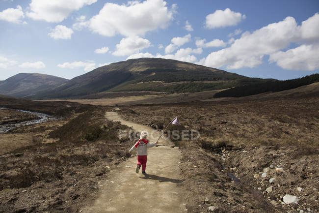 Menino no caminho com bandeira, Fairy Pools, Isle of Skye, Hebrides, Escócia — Fotografia de Stock