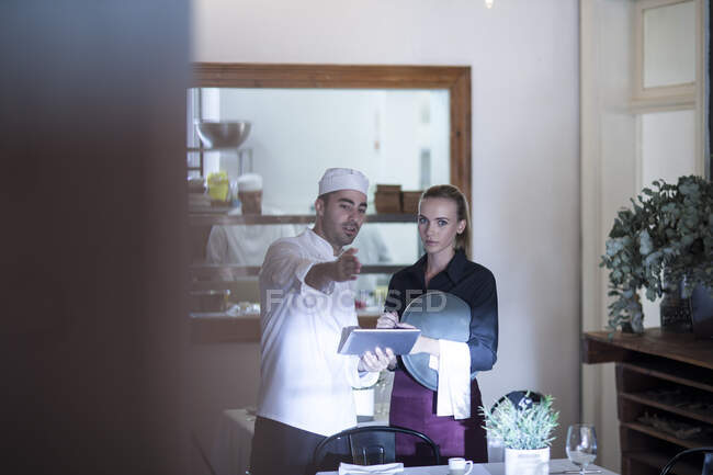 Cape Town, South Africa, chef an waiters in restaurant — Stock Photo