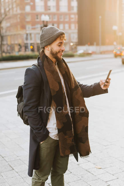 Young man taking photograph in city, Boston, Massachusetts, USA — Stock Photo