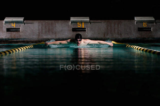 Nadador praticando peitoral na piscina — Fotografia de Stock