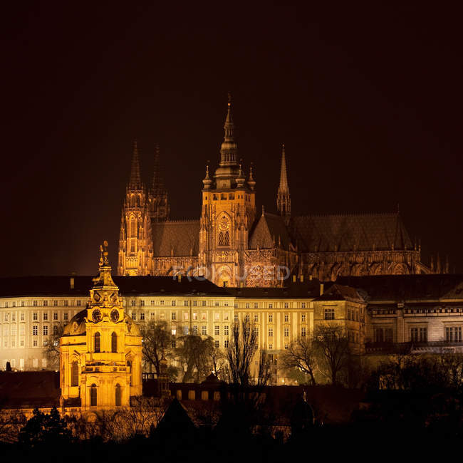 Kirchen und Burg nachts erleuchtet — Stockfoto