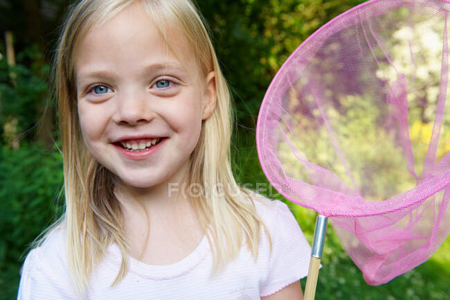 Menina com uma rede de borboleta — Fotografia de Stock