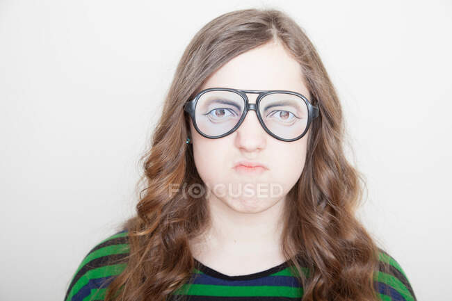 Menina usando óculos falsos — Fotografia de Stock