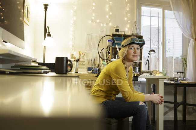 Portrait of female jewellery maker in design studio — Stock Photo