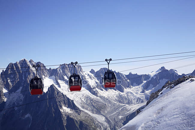 Teleféricos en Alpes franceses - foto de stock