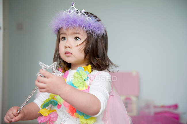 Девушка в сказочном костюме держит волшебную палочку — стоковое фото