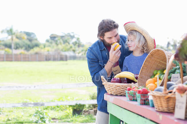 Vater und Sohn auf Bauernmarkt — Stockfoto