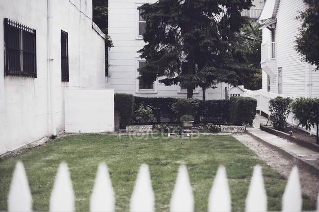 Quintal da casa branca — Fotografia de Stock