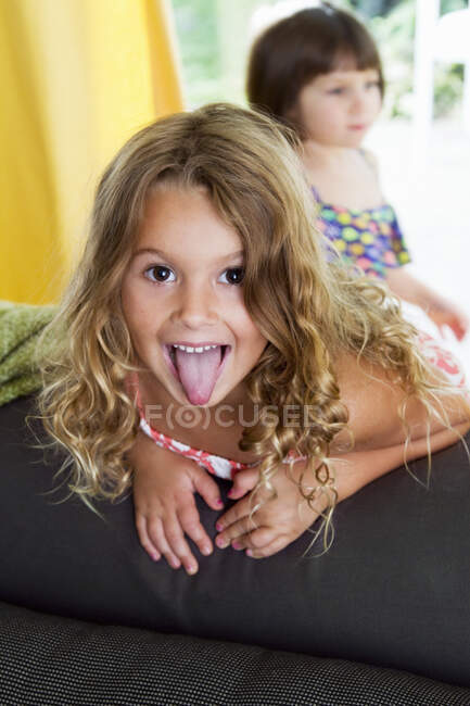 Ritratto di ragazza sicura che tira fuori la lingua — Foto stock