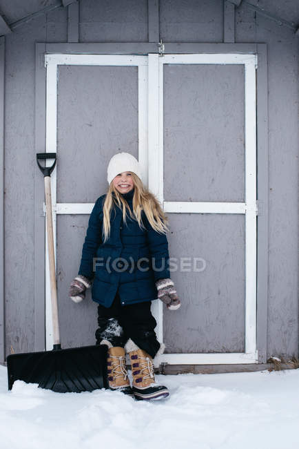 Дівчина посміхається з хвилюванням на снігу — стокове фото