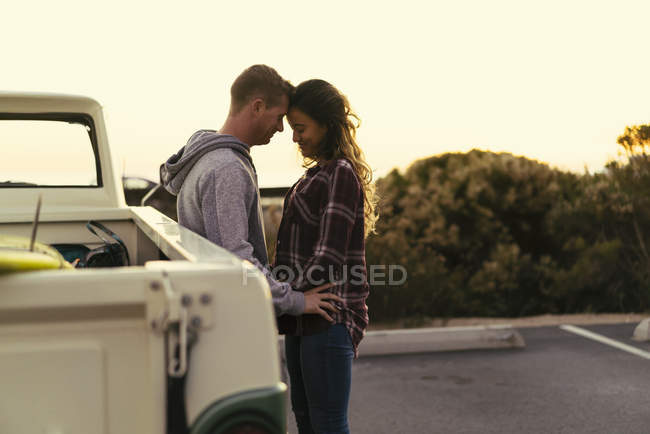 Romantic couple with pickup truck at Newport Beach, California, USA — Stock Photo