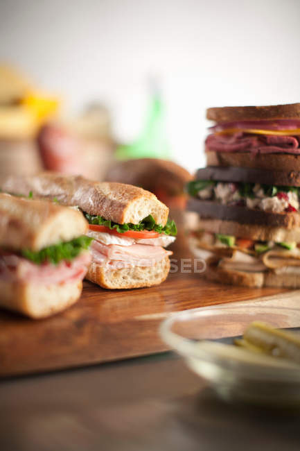 Бутерброди на обробній дошці — стокове фото
