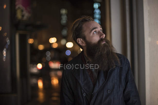 Людина, що ходить по місту вночі, в центрі міста, Сан-Франциско, Каліфорнія, США — стокове фото