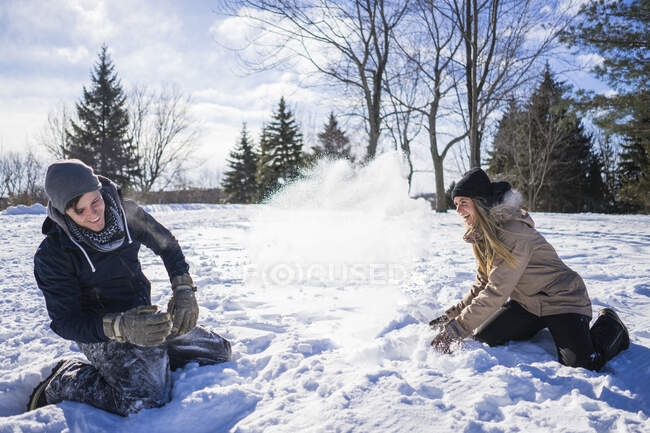 Dois amigos tendo uma luta de bolas de neve, Montreal, Quebec, Canadá — Fotografia de Stock