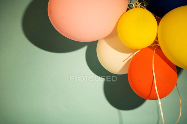 Manojo de globos de colores - foto de stock
