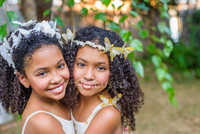 Портрет двох дівчат з метеликами в волоссі. — стокове фото