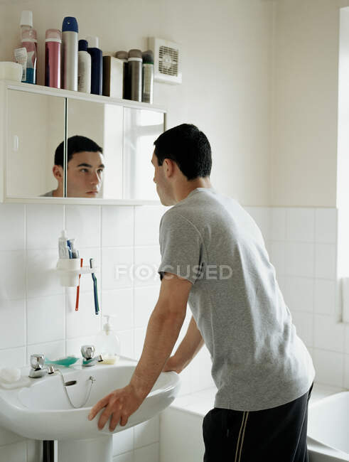 Adolescente chico de pie en el baño - foto de stock