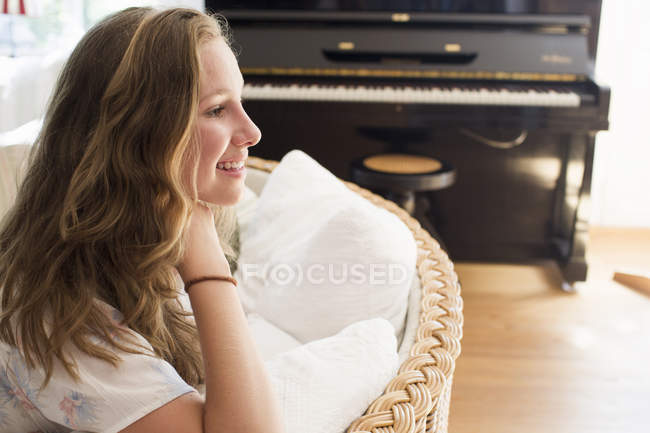 Retrato de menina adolescente bonita na sala de estar — Fotografia de Stock