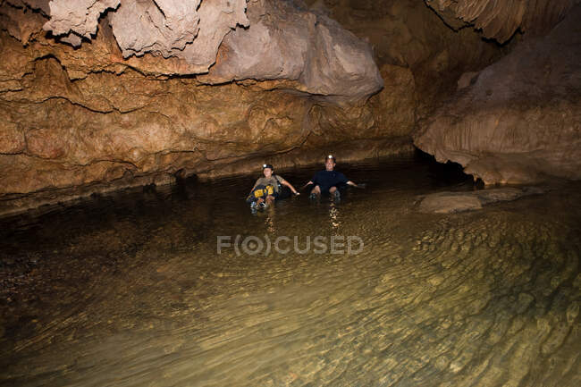 Rafting un fiume sotterraneo. — Foto stock