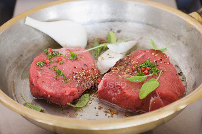 Steakes au stylo à frire avec marinade et herbes — Photo de stock