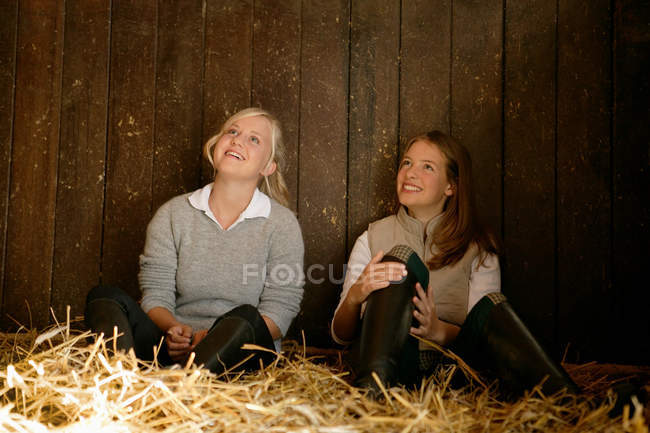 Deux jeunes femmes dans une écurie — Photo de stock
