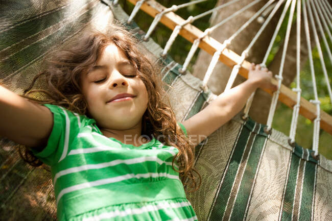 Молода дівчина лежить на гамаку. — стокове фото