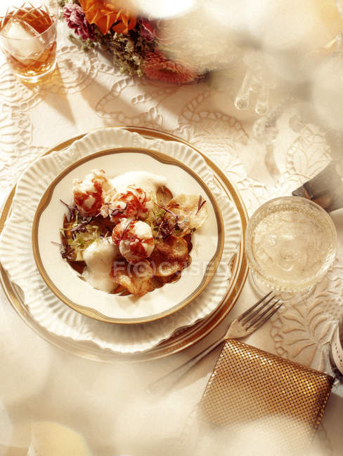 Blick auf das Abendessen im Stil der 1920er Jahre, Hummer-Medaillonschüssel auf der Tischplatte — Stockfoto