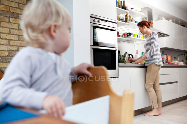 Mutter bereitet Essen für Sohn zu — Stockfoto