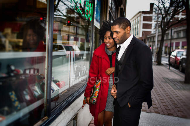 Couple window shopping on city street — Stock Photo