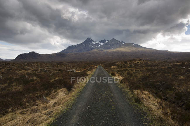 Camino que conduce a través de las montañas de Cuillin, Sligachan, Isla de Skye, Escocia - foto de stock