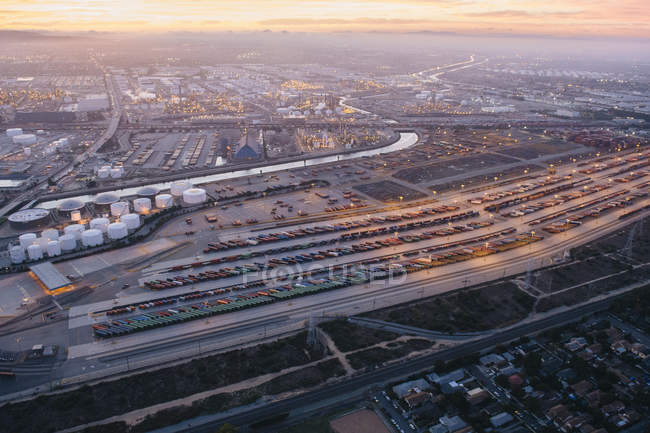 Vista aérea de la refinería de petróleo y contenedores de carga, noche, Los Ángeles, California, EE.UU. - foto de stock