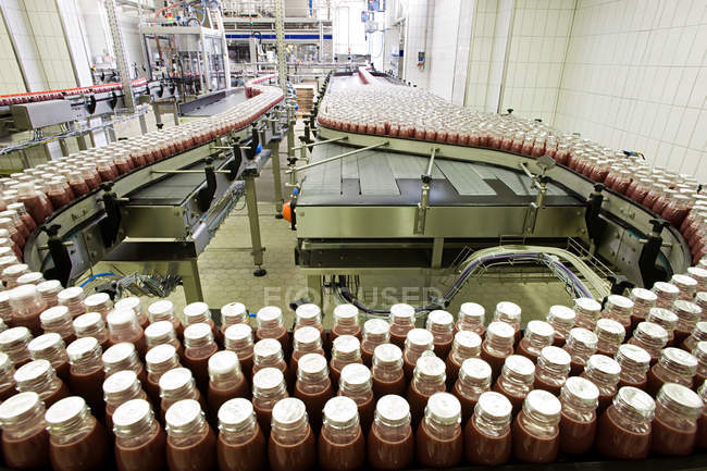 Бутылочные напитки производятся на заводе — стоковое фото